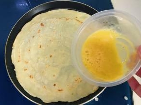 两面煎到金黄色，倒入蛋液