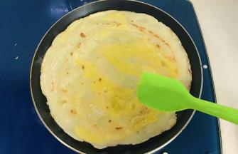 用硅胶刮刀把蛋液摊开