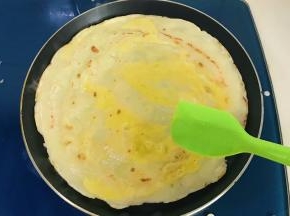 用硅胶刮刀把蛋液摊开