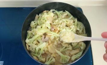 加入少许鸡精提鲜