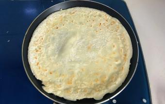 面糊凝固与锅脱离后翻面