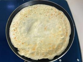 面糊凝固与锅脱离后翻面