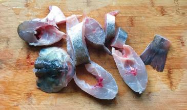 切成块状装入盘中