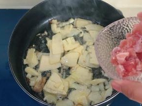 放入瘦肉翻炒