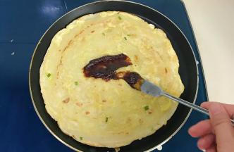 蛋液凝固后抹上甜面酱