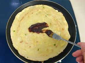 蛋液凝固后抹上甜面酱