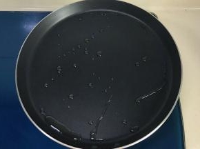 轻轻晃动锅子 ，让油能均匀分布在锅里