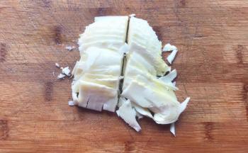 笋剥皮切成薄片