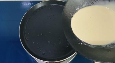 把面糊倒入锅中，