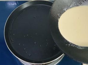 把面糊倒入锅中，