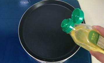 烤好油条后，锅中倒入少许油