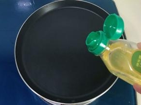 烤好油条后，锅中倒入少许油