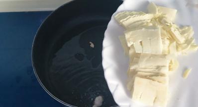 热锅冷油，油温升高后倒入笋片翻炒