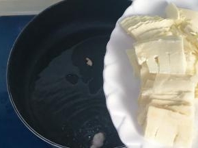 热锅冷油，油温升高后倒入笋片翻炒