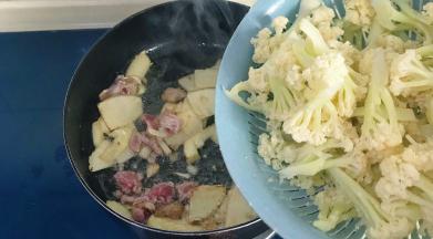 再倒入花菜翻炒