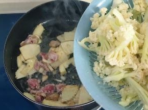 再倒入花菜翻炒