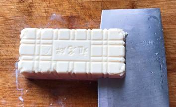 用刀切成大小适中的块