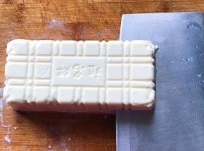 用刀切成大小适中的块