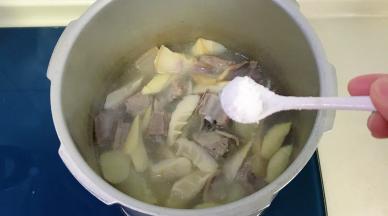 待春笋煮熟后，加入适量盐，可以先尝一下咸淡，不用加其他调味料