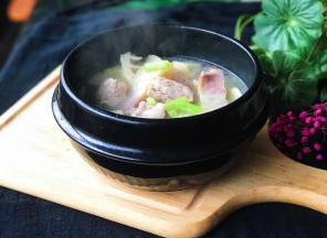 春笋已经很好地吸收了腌肉的浓香味，汤汁特别鲜美