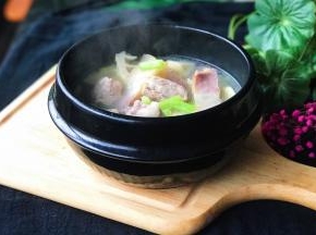 春笋已经很好地吸收了腌肉的浓香味，汤汁特别鲜美