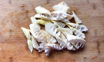 春笋切成滚刀块