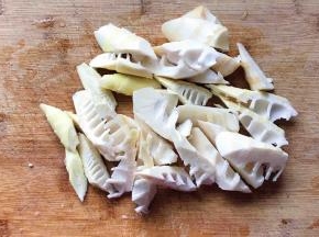 春笋切成滚刀块