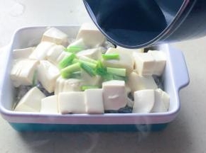 淋上滚烫的油，听到呲呲的声音，好香啊……