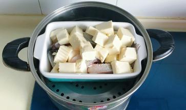 锅里放水，大火煮开，把鱼盘放入锅中，大约蒸15分钟左右