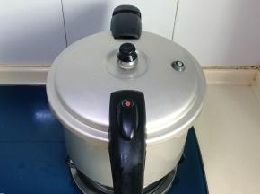 加盖大火煮开，上汽后再炖煮十分钟左右