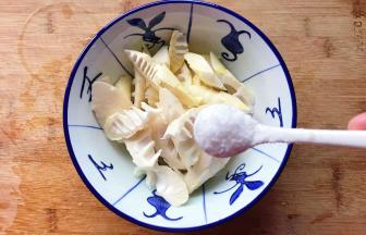 把春笋放入碗中，用盐腌一下