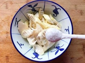 把春笋放入碗中，用盐腌一下
