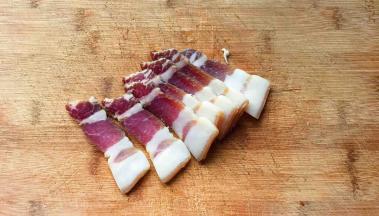 腌肉切成薄片