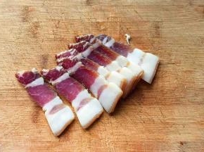 腌肉切成薄片