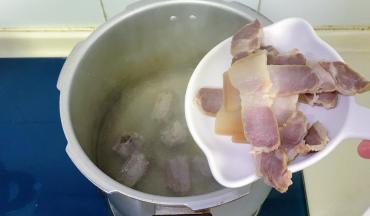 出汽后开盖加入腌肉