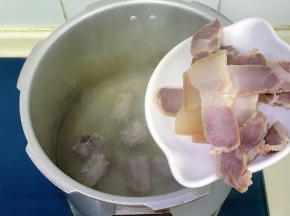 出汽后开盖加入腌肉