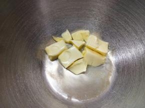 黄油软化到可以轻松用手指按压