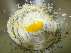 用打蛋器打匀后加入糖粉打到糖粉融化，分三次加入蛋黄，每加入一次低速打到融合再加下一次，以防水油分离