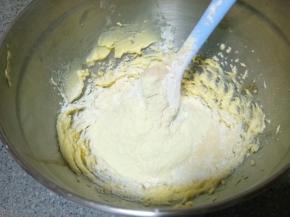 把糖粉、低粉、杏仁粉、奶粉混合过筛加入黄油里