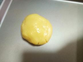 用刮刀按压成融合的面团