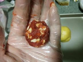 山楂浓酱这里就不赘述了，因为我是昨天做山楂糕剩下的，大家可以参考山楂糕的做法，做好以后留一部分出来做山楂锅盔，剩下的做成山楂糕就好了，因为山楂锅盔这个馅料需要比较粘稠。还有一种就是可以参考山楂果酱，然后什么时候想做山楂锅盔了再把果酱拿出来炒一下，使水分少一点，状态是做山楂糕的状态就可以了。一个馅料20克，我还放了些熟花生碎，花生碎和馅料一起团成球备用