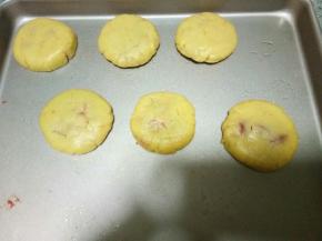 在烤盘里按压成扁的，周围稍微整形下，让它有点立体感，怎么描述啊，看看稻香村山楂锅盔的外形就知道了。