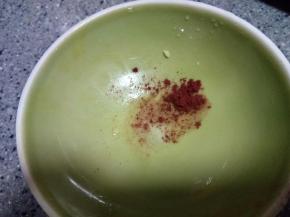 一点点红曲粉，滴几滴水化开