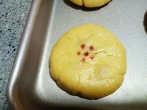 用筷子沾点红曲溶液在做好的生胚上点几个点装饰下，有专门印花的模具用那个模具最好了