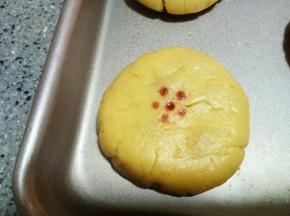 用筷子沾点红曲溶液在做好的生胚上点几个点装饰下，有专门印花的模具用那个模具最好了