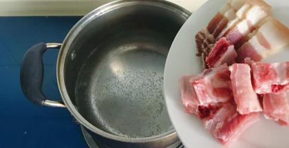 肋排和腌肉锅里焯一下水