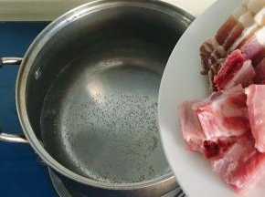 肋排和腌肉锅里焯一下水