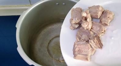 把肋排放进高压锅里