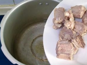 把肋排放进高压锅里