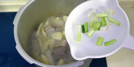 最后撒上葱段即可出锅